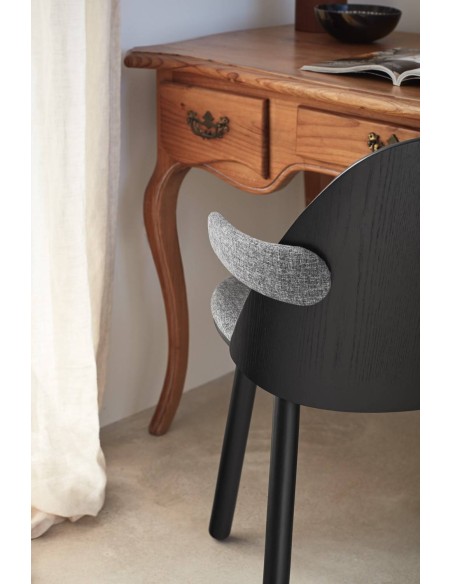 TEULAT SILLA CON BRAZOS UMA, negra y tela gris