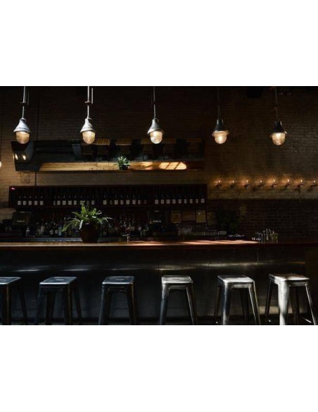 Banco de design TOLME em aço preto.