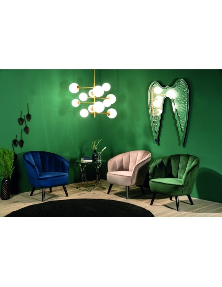 Poltrona de veludo CONCHA com pernas de madeira preta.