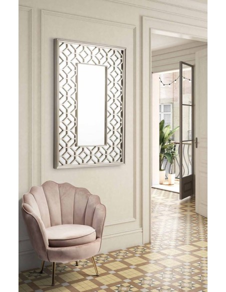 Butaca de terciopelo OSTRA patas metalicas en dorado.