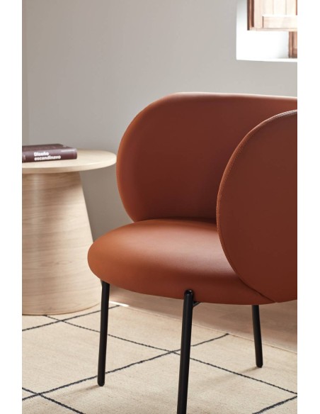 BUTACA DE TEULAT MOGI EN PIEL SINTÉTICA COLOR  TEJA Y PATAS METÁLICAS.