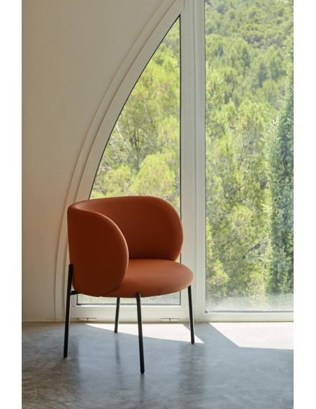 BUTACA DE TEULAT MOGI EN PIEL SINTÉTICA COLOR  TEJA Y PATAS METÁLICAS.