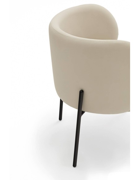 BUTACA DE TEULAT MOGI EN PIEL SINTÉTICA BEIGE Y PATAS METÁLICAS.