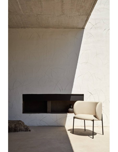 BUTACA DE TEULAT MOGI EN PIEL SINTÉTICA BEIGE Y PATAS METÁLICAS.