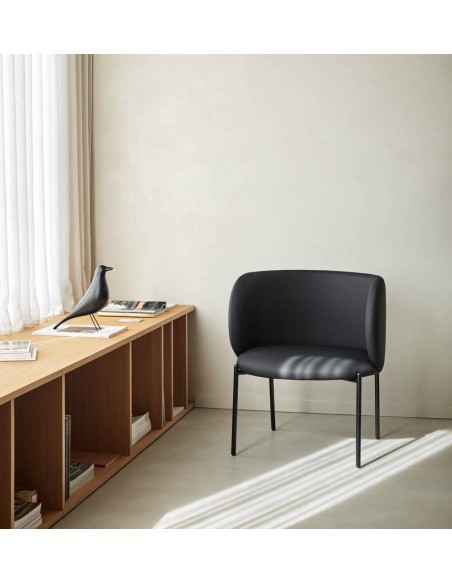 BUTACA DE TEULAT MOGI EN PIEL SINTÉTICA EN NEGRO  PATAS METÁLICAS.
