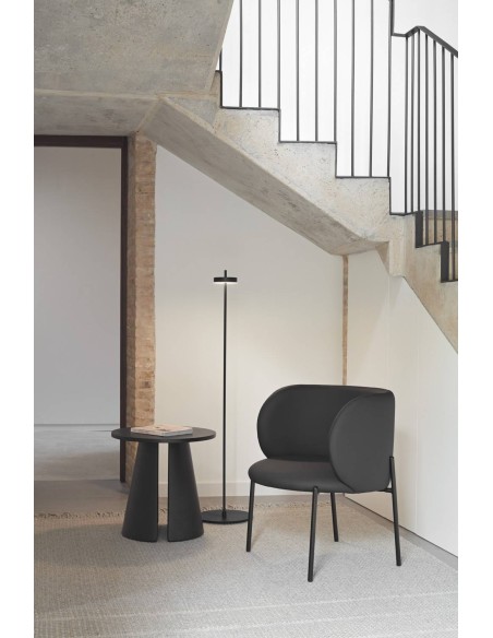 BUTACA DE TEULAT MOGI EN PIEL SINTÉTICA EN NEGRO  PATAS METÁLICAS.