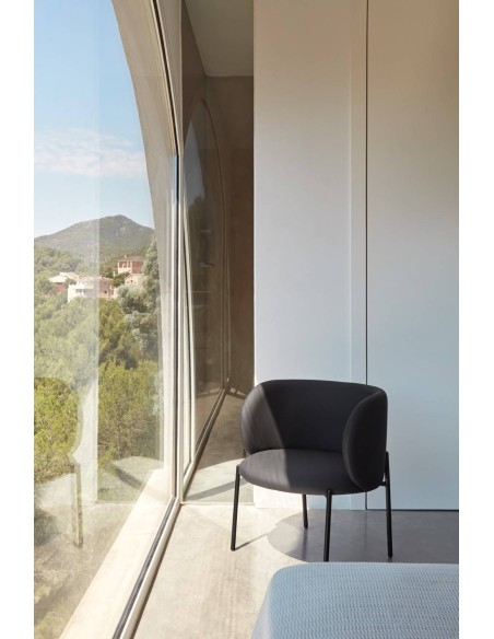 BUTACA DE TEULAT MOGI EN PIEL SINTÉTICA EN NEGRO  PATAS METÁLICAS.