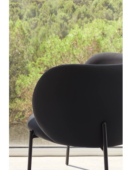BUTACA DE TEULAT MOGI EN PIEL SINTÉTICA EN NEGRO  PATAS METÁLICAS.