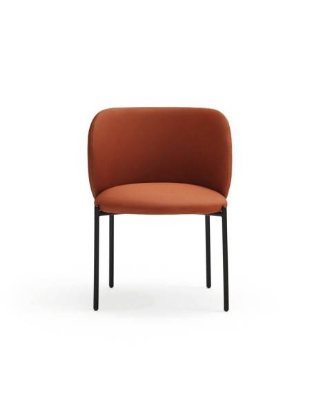 SILLA DE TEULAT MOGI EN PIEL SINTÉTICA COLOR TERRACOTA Y PATAS METÁLICAS.