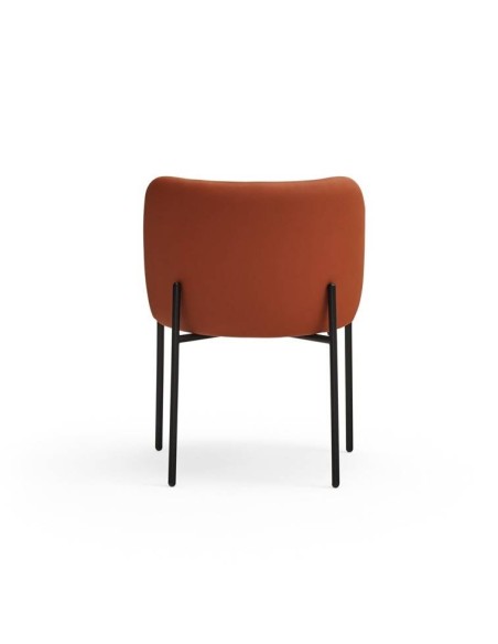 SILLA DE TEULAT MOGI EN PIEL SINTÉTICA COLOR TERRACOTA Y PATAS METÁLICAS.