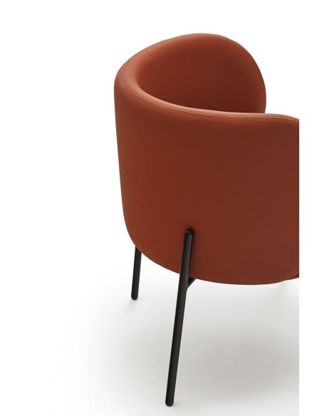 SILLA DE TEULAT MOGI EN PIEL SINTÉTICA COLOR TERRACOTA Y PATAS METÁLICAS.