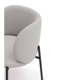 SILLA DE TEULAT MOGI EN TEJIDO GRIS CLARO Y PATAS METÁLICAS. 2
