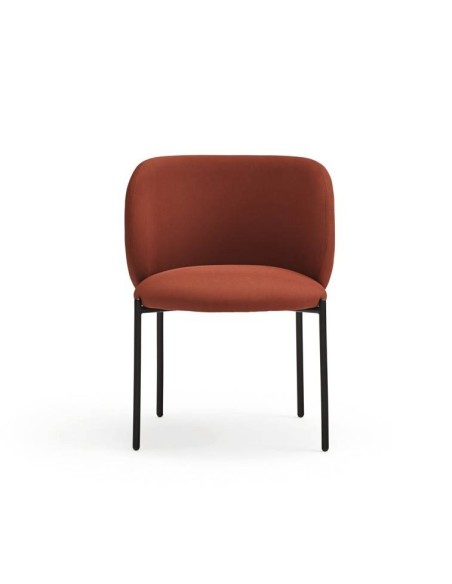 SILLA DE TEULAT MOGI EN TEJIDO COLOR TEJA Y PATAS METÁLICAS.