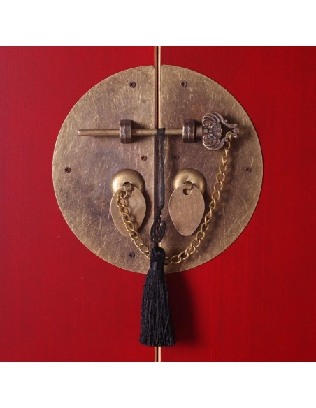 Mesita Oriental TAO 45 x 26 cm, 2 puertas y 1 cajón color rojo.
