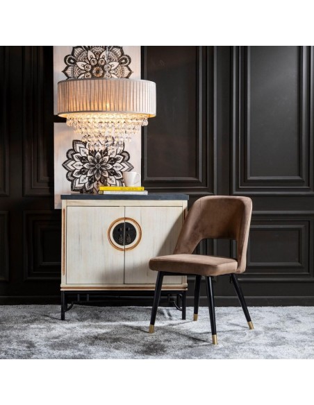 Silla Mael tejido café y patas de acero acabado negro y dorado.