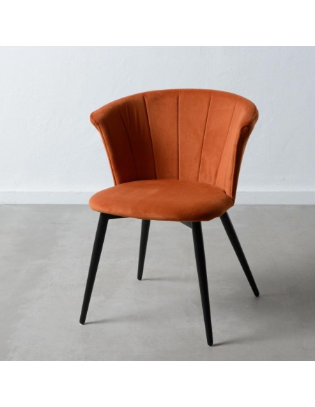 Silla Ciselia de terciopelo terracota y patas de acero en negro.