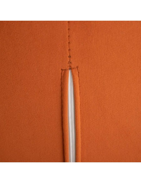 Silla Ciselia de terciopelo terracota y patas de acero en negro.