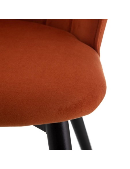 Silla Ciselia de terciopelo terracota y patas de acero en negro.