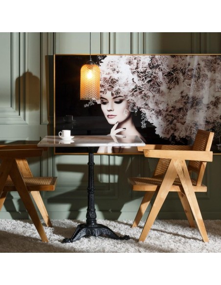 Mesa quadrado SHANELLE em mármore branco e pés em ferro com acabamento preto Ø 70 cm.