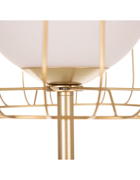 Candeeiro de pé em metal MADALI com acabamento dourado e esfera de vidro branco.