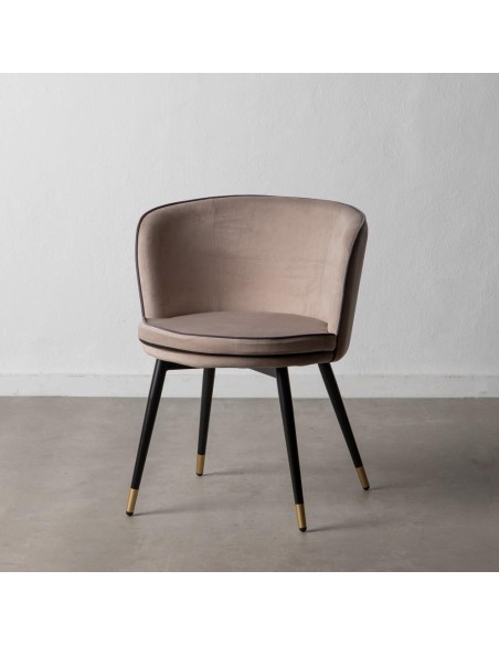 Cadeira MINNA em veludo taupe com pernas em metal preto.