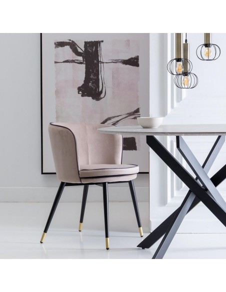 Cadeira MINNA em veludo taupe com pernas em metal preto.