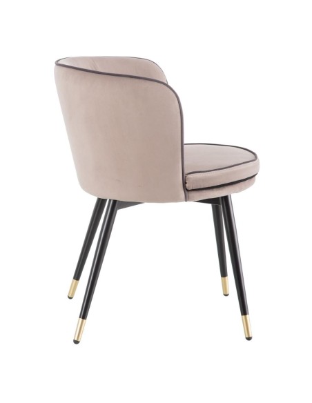 Cadeira MINNA em veludo taupe com pernas em metal preto.