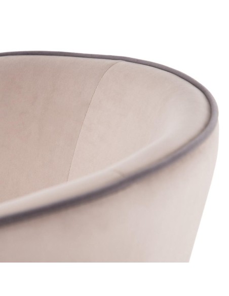 Cadeira MINNA em veludo taupe com pernas em metal preto.