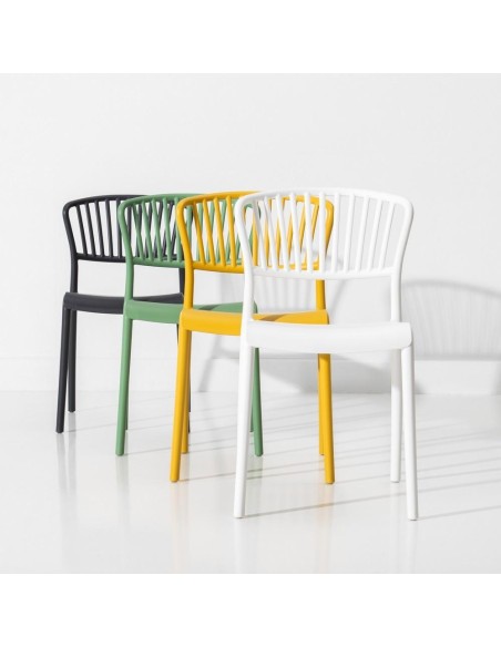 Silla de exterior apilable NARIET en color blanco de polipropileno.
