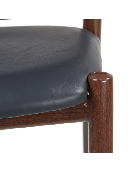 Silla FONDES de metal con acabado nogal y cuero sintético negro.