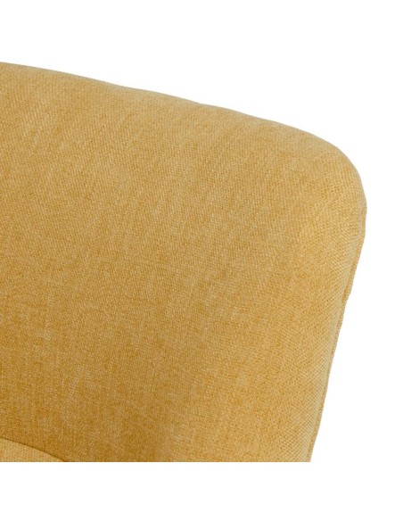 Butaca CANDELA en tejido mostaza patas de madera.