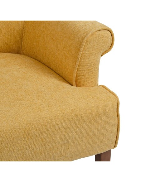 Butaca CANDELA en tejido mostaza patas de madera.