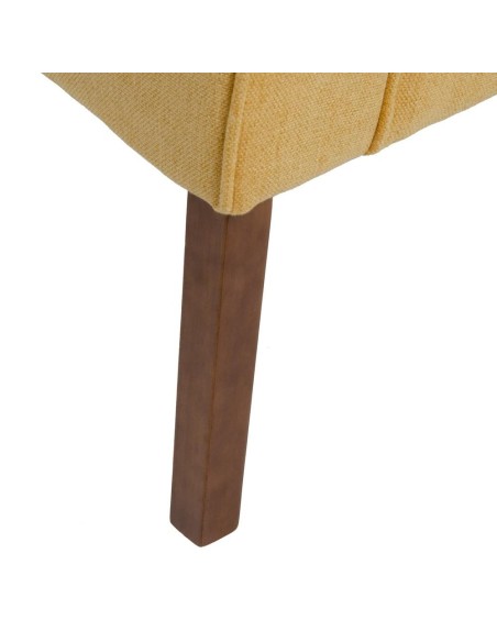 Butaca CANDELA en tejido mostaza patas de madera.