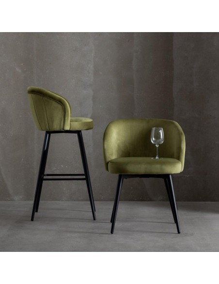 Silla de comedor CISELIA de terciopelo verde y patas de metal en negro.