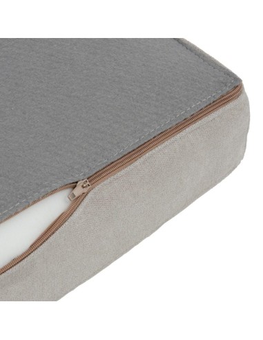 Butaca Belina en beige grisaceo y patas de haya.