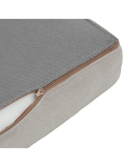 Butaca Belina en beige grisaceo y patas de haya.