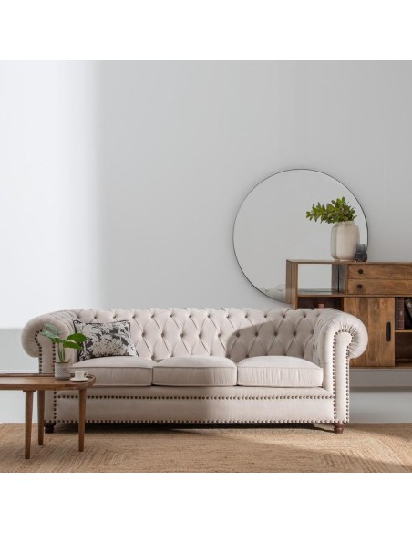 Sofá CHESTER GLAMOUR, 3 lugares, estofamento em veludo bege acinzentado.