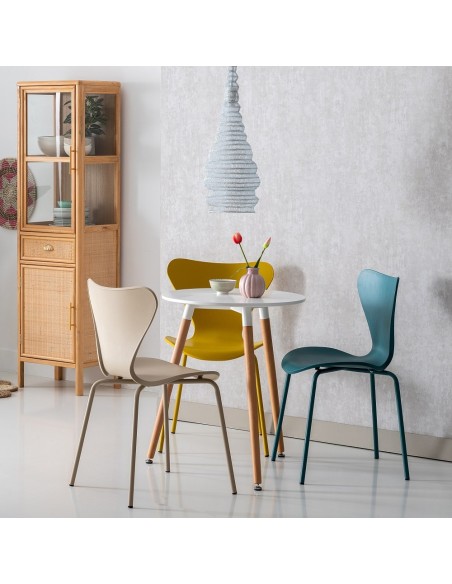 Cadeira de design JACOBSE em polipropileno bege e metal.
