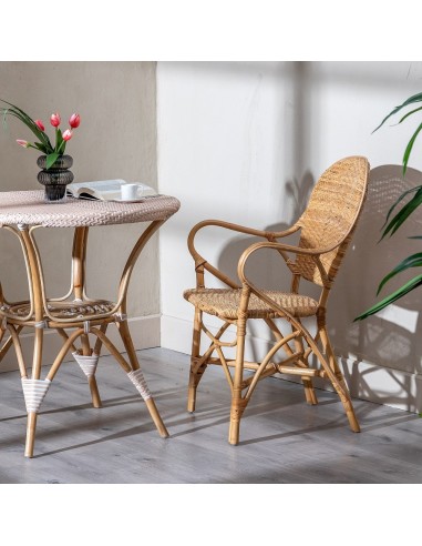 Cadeira MIMOSA com braços em rattan natural.