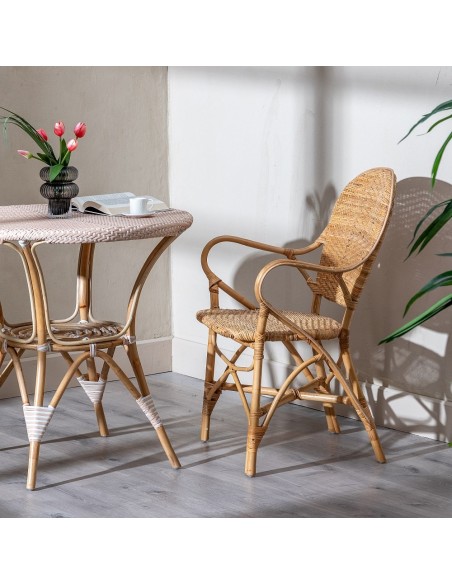 Cadeira MIMOSA com braços em rattan natural.