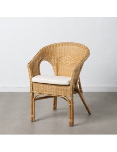 Poltrona MIMOS com braços em rattan natural.