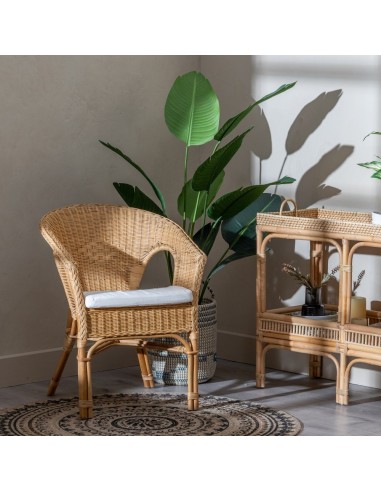 Poltrona MIMOS com braços em rattan natural.