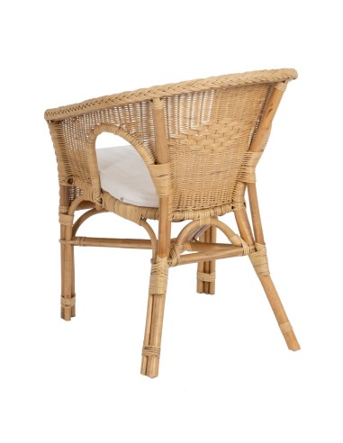 Poltrona MIMOS com braços em rattan natural.