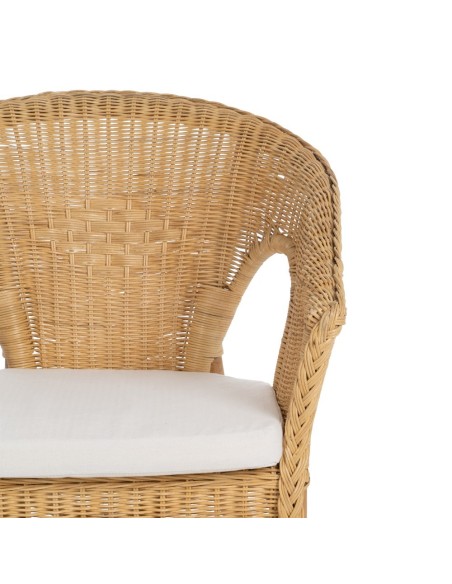 Poltrona MIMOS com braços em rattan natural.