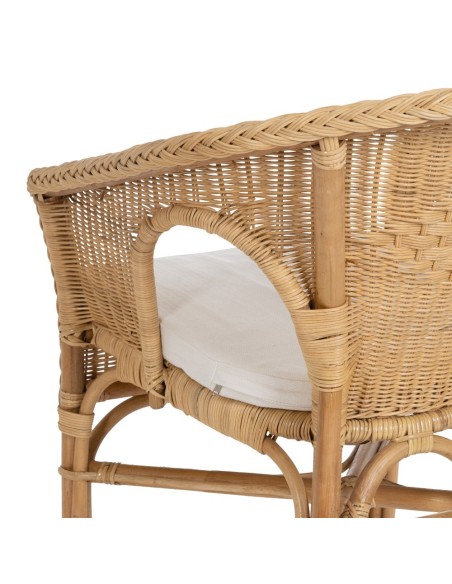 Poltrona MIMOS com braços em rattan natural.