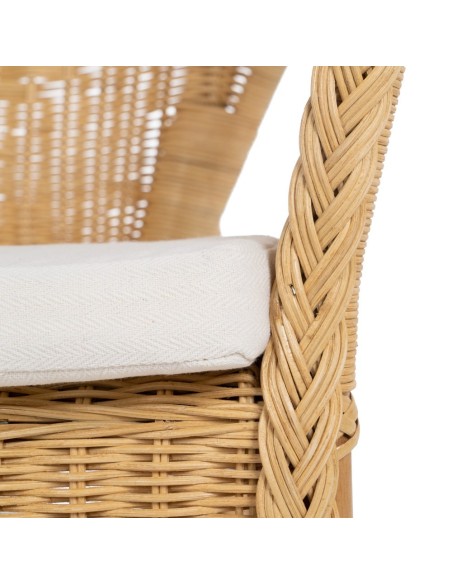 Poltrona MIMOS com braços em rattan natural.