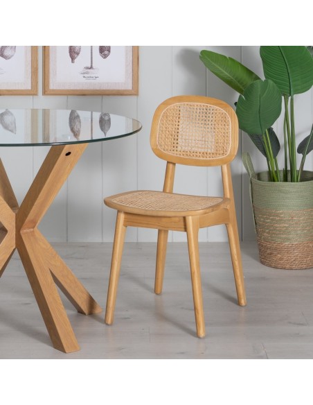 Silla DORIANE realizada en madera y ratán con acabado natural.