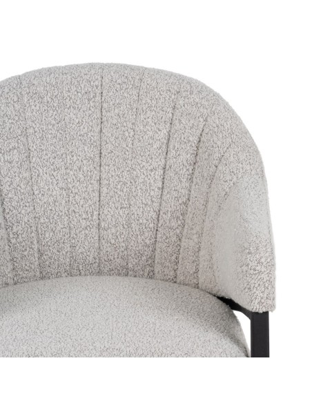 Silla con brazos YUNIA en tejido gris con patas de metal acabado en negro.