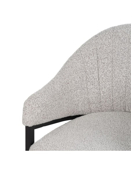 Cadeira YUNIA com braços em tecido cinza com pernas metálicas com acabamento em preto.