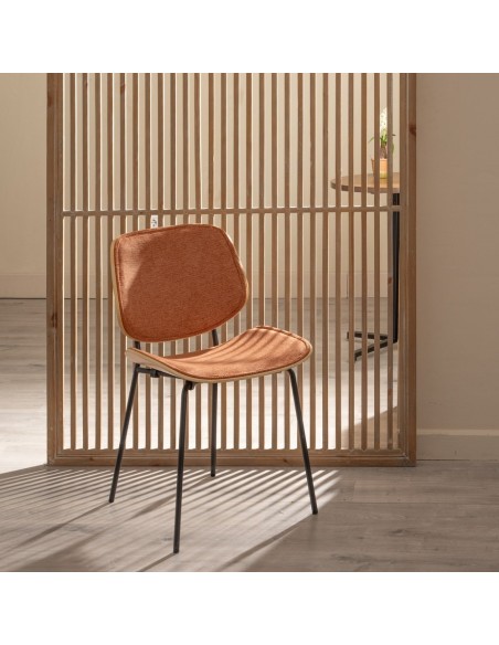 Cadeira BENILDA laranja, folheado a MDF carvalho e metal com acabamento preto.